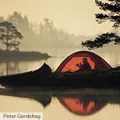An Unna is an excellent choice for paddling trips when you don’t know where you will need to camp. Peter Gerdehag uses his red Unna here while paddling around Sweden.