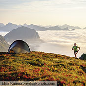 Möchte man so leicht und schnell wie möglich vorankommen und dabei nicht auf ein gewisses Maß an Komfort verzichten, dann ist das Enan die ideale Wahl. Hier auf den Lofoten in Norwegen. Foto: Elias Kunosson (eliaskphoto.com).