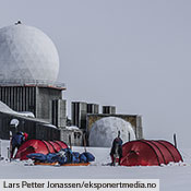 Wie herausfordernd das Wetter auch sein mag, unsere Keron-Kollektion erfüllt höchste Ansprüche: Geräumigkeit und Komfort, gepaart mit Festigkeit und Zuverlässigkeit bei vernünftigem Gewicht. Diese Keron GTs befinden sich in der Nähe der stillgelegten Radarstation DYE-2 auf Grönland. Foto: Lars Petter Jonassen (eksponertmedia.no)