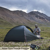 Niak är ett utmärkt val för alla slags äventyr under årets varmare månader. Det är lätt, med plats för en till två personer, och är ett imponerande skydd i dåligt väder. Här ses det under en jakt på bergsfår i Mackenzie bergen i nordvästra Kanada. Foto: Adam Foss/Seacat Creative.